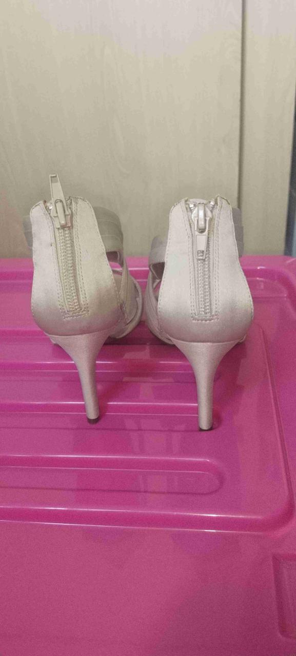 Sandalias beige con tiras - 2
