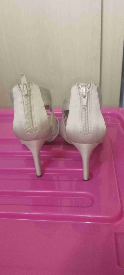 Sandalias beige con tiras - miniatura 2