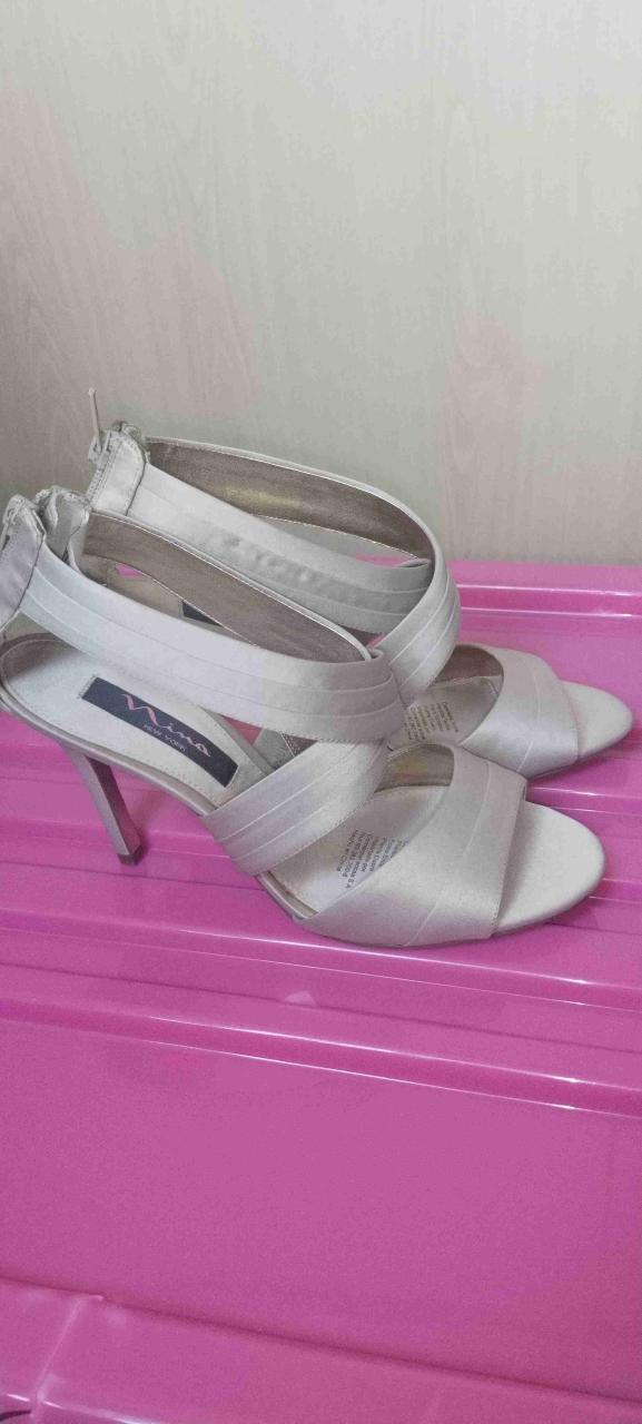 Sandalias beige con tiras - 3