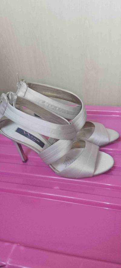 Sandalias beige con tiras - miniatura 3
