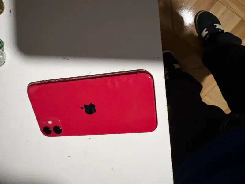 iPhone rojo de 128GB - 1