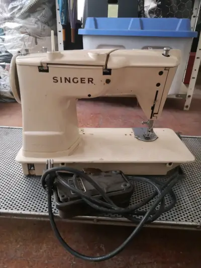 Máquina de coser Singer vintage - miniatura 1