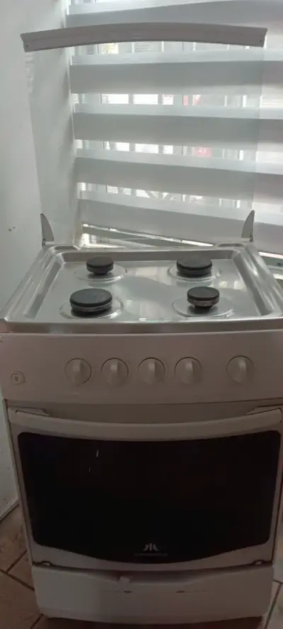 Cocina a gas blanca usada - miniatura 1