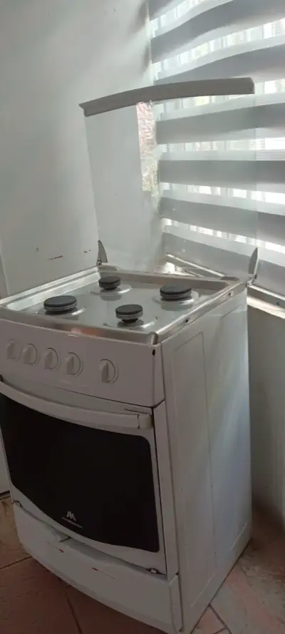Cocina a gas blanca usada - miniatura 2