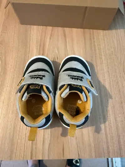Zapatillas de bebé gris y negro - miniatura 1