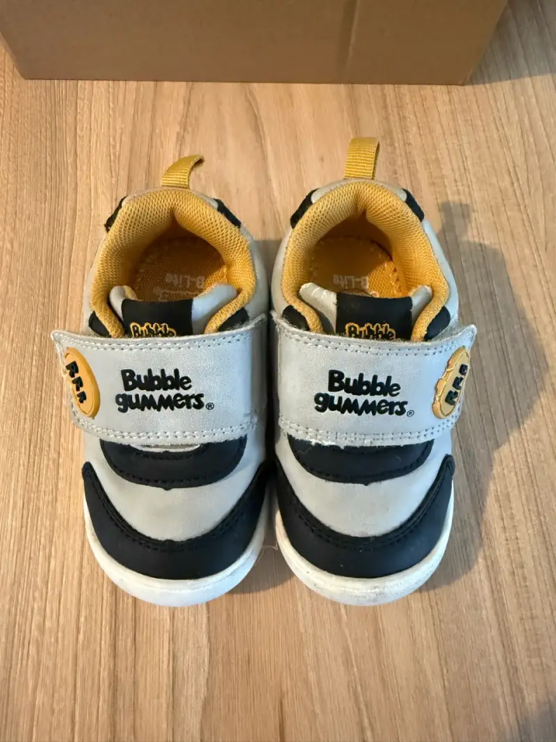 Zapatillas de bebé gris y negro - 2