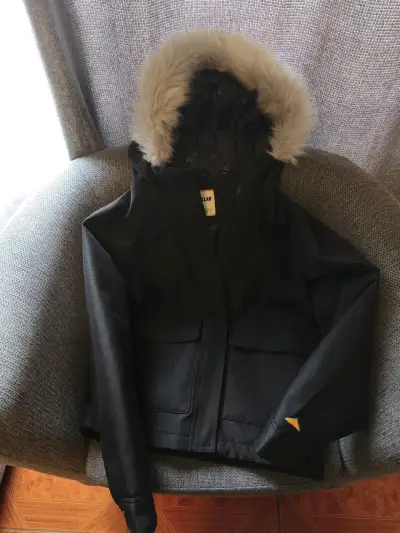 Chaqueta negra con capucha - miniatura 1