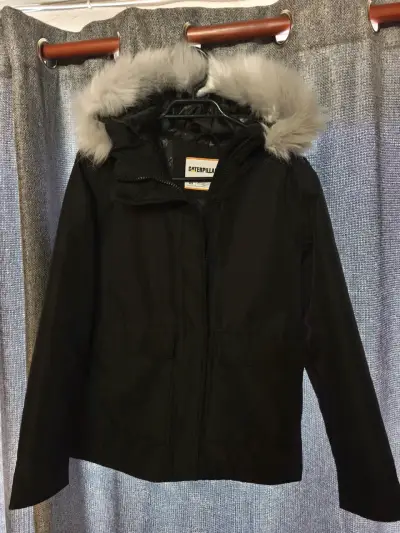 Chaqueta negra con capucha - miniatura 2