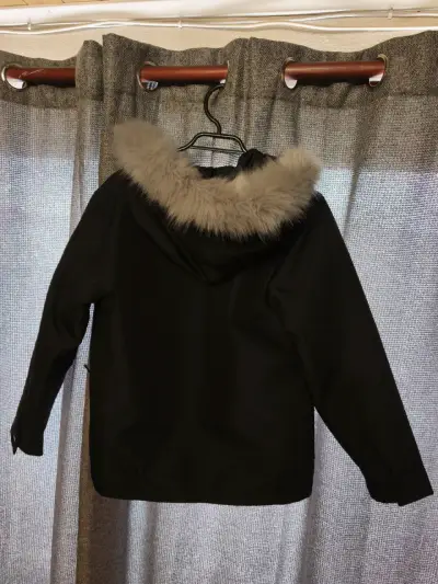 Chaqueta negra con capucha - miniatura 3