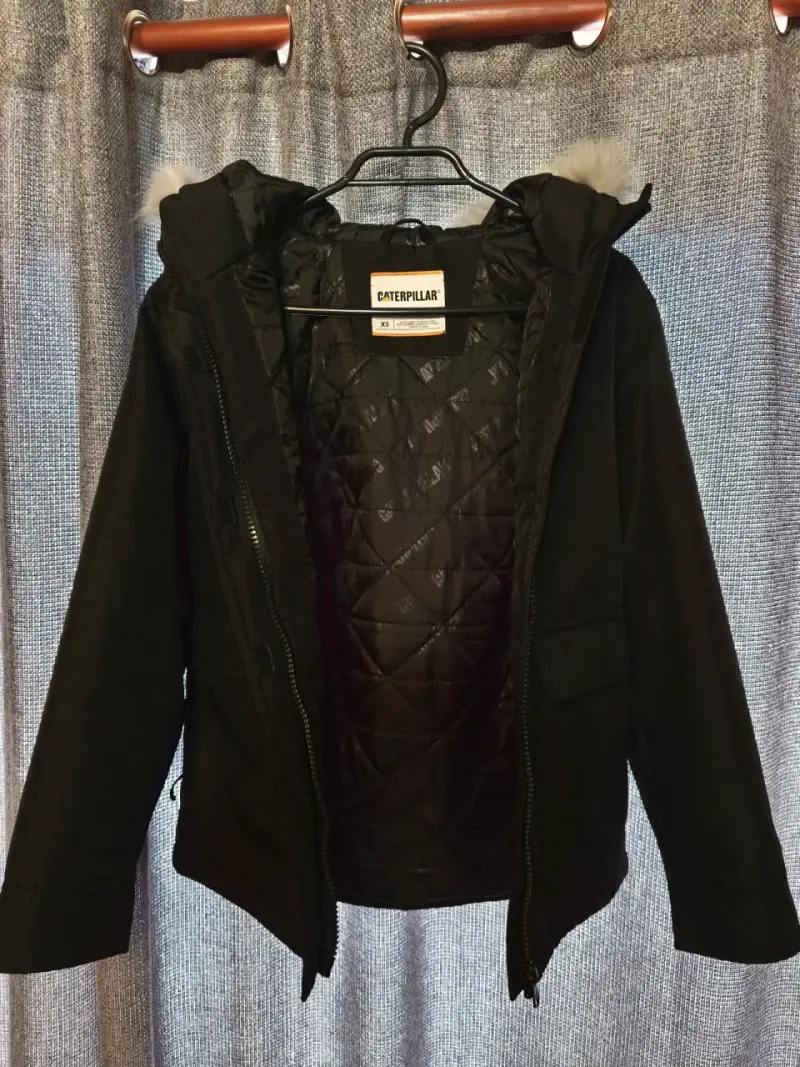 Chaqueta negra con capucha - 4