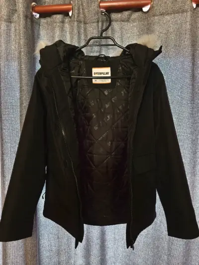 Chaqueta negra con capucha - miniatura 4
