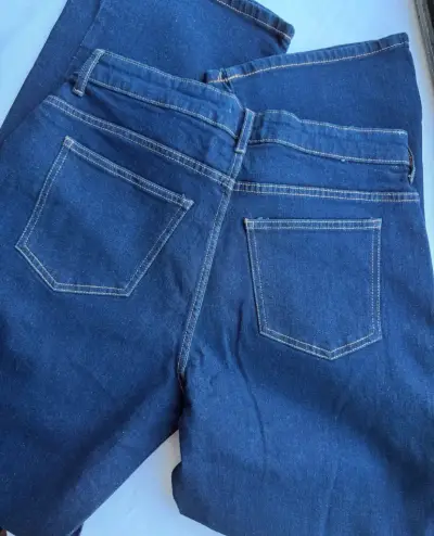 Jeans azul de mezclilla - miniatura 3