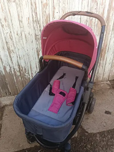Coche de bebé rosado y gris - miniatura 1