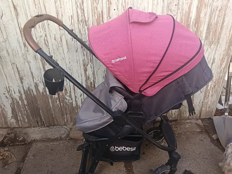 Coche de bebé rosado y gris - 3