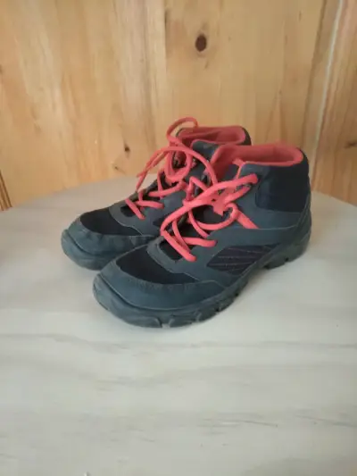 Zapatillas outdoor negras y rojas - miniatura 1