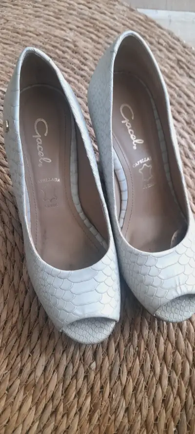 Zapatos tacón blanco textura reptil - miniatura 1
