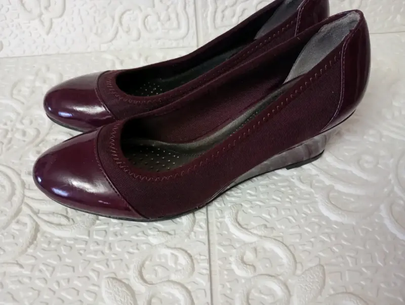 Zapatos burdeos con tacón bajo