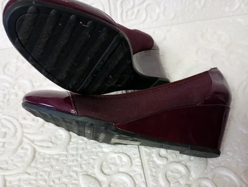 Zapatos burdeos con tacón bajo - 3