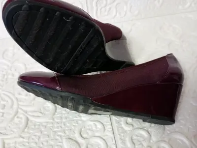 Zapatos burdeos con tacón bajo - miniatura 3