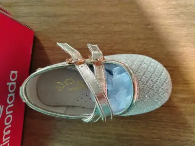 Zapato dorado de niña - miniatura 1