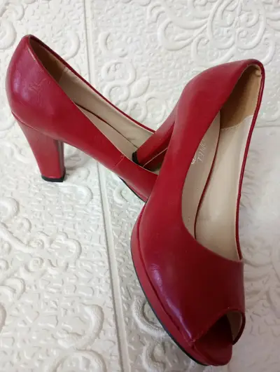 Zapatos de tacón rojo abiertos - miniatura 1