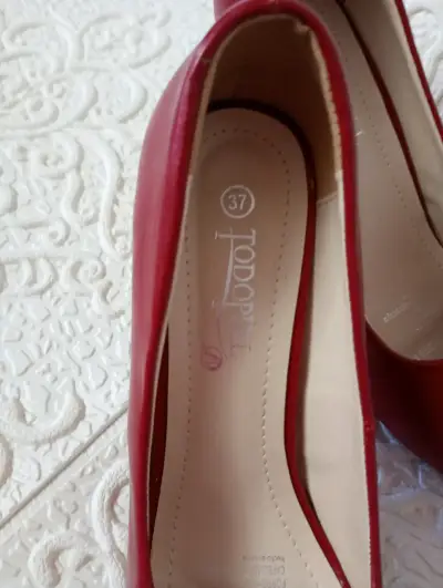 Zapatos de tacón rojo abiertos - miniatura 2