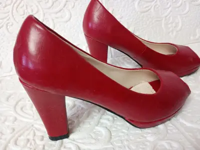 Zapatos de tacón rojo abiertos - miniatura 3