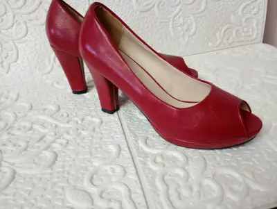 Zapatos de tacón rojo abiertos - miniatura 4