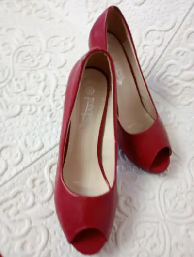 Zapatos de tacón rojo abiertos - miniatura 5