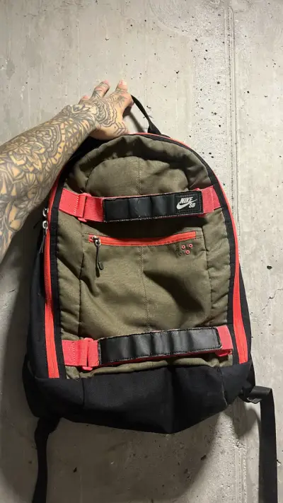 Mochila Nike sb verde y negra - miniatura 1