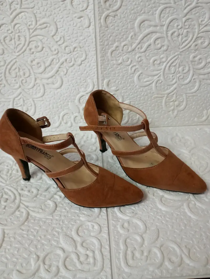 Zapatos de taco alto café Bonnyfranco