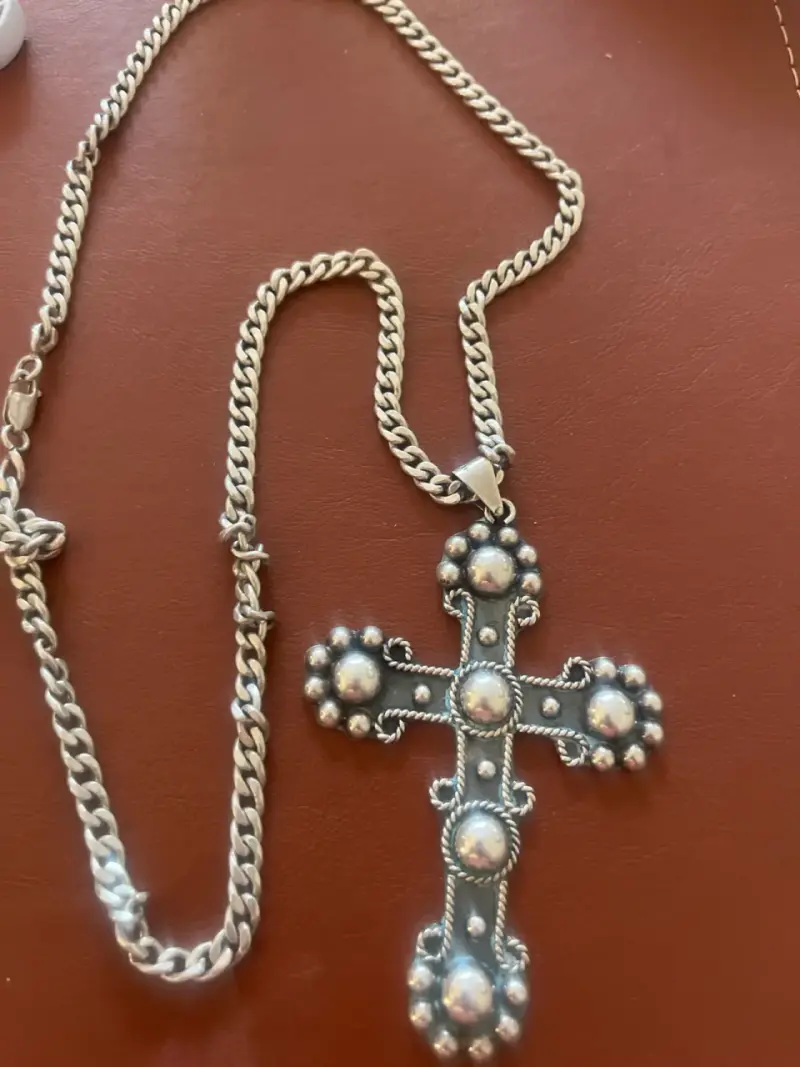 Collar con colgante de cruz plata