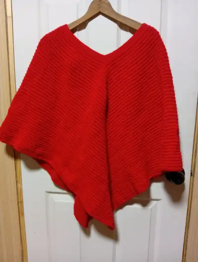 Poncho rojo tejido a mano - miniatura 2