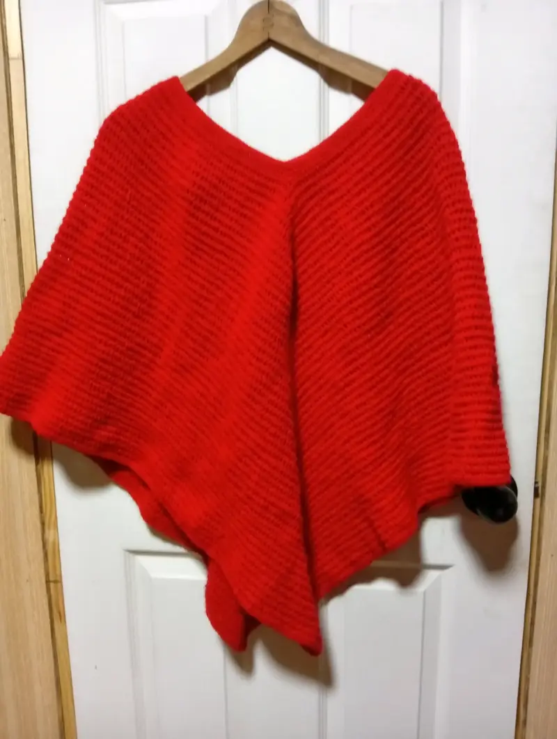 Poncho rojo tejido a mano - 3