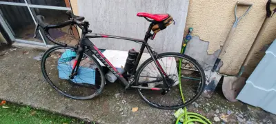 Bicicleta de carretera negra y roja - miniatura 1