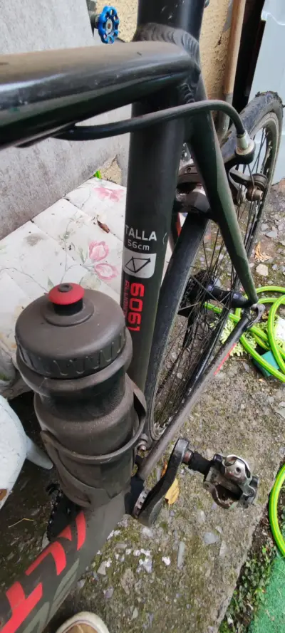Bicicleta de carretera negra y roja - miniatura 2