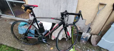 Bicicleta de carretera negra y roja - miniatura 3