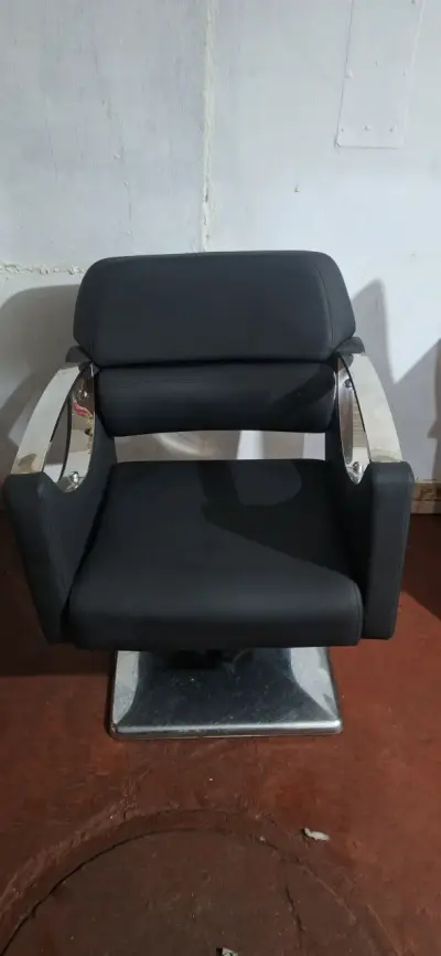 Sillón de peluquería negro - miniatura 1