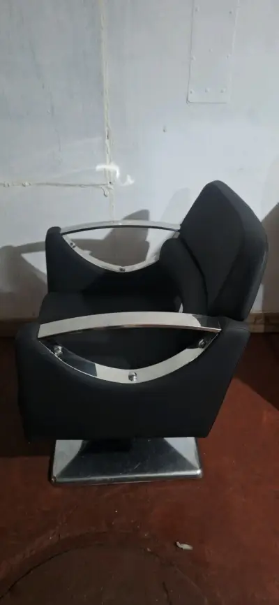 Sillón de peluquería negro - miniatura 3
