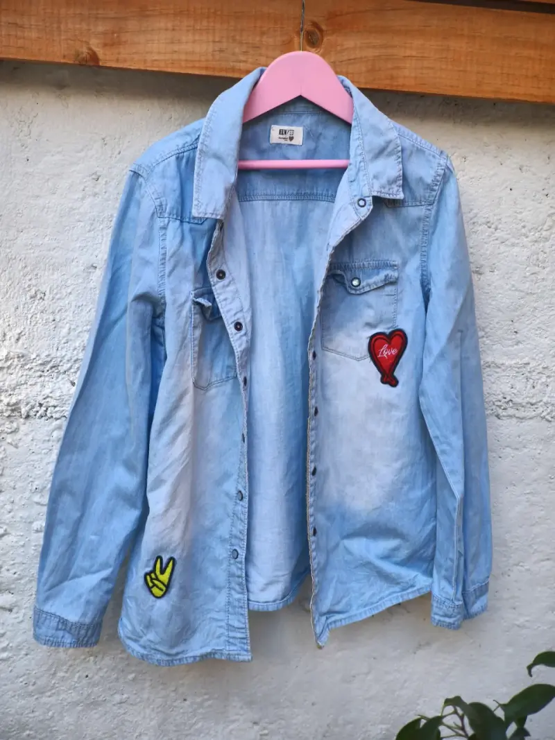 Camisa de mezclilla con parches - 2