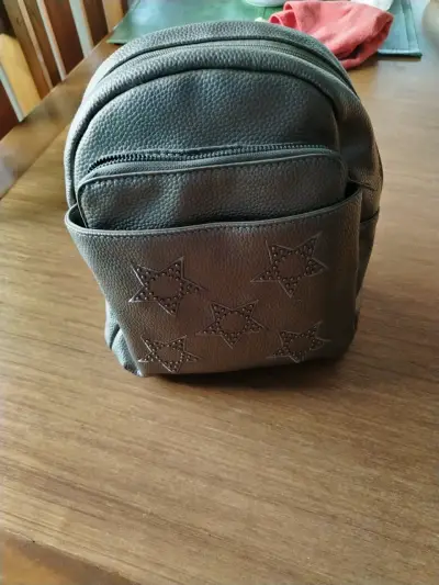 Mochila negra con estrellas - miniatura 1