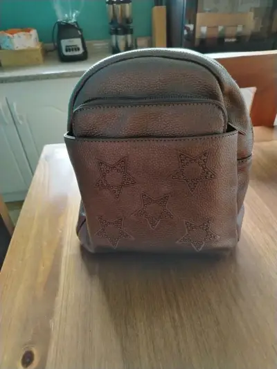 Mochila negra con estrellas - miniatura 2