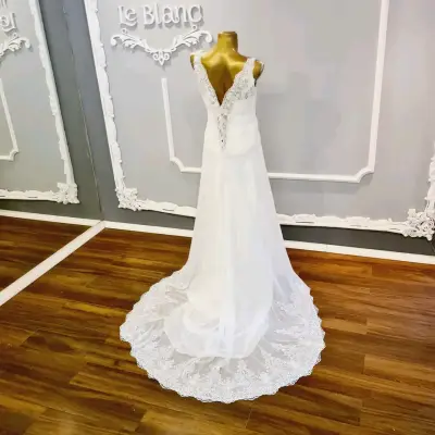Vestido de novia blanco elegante - miniatura 4