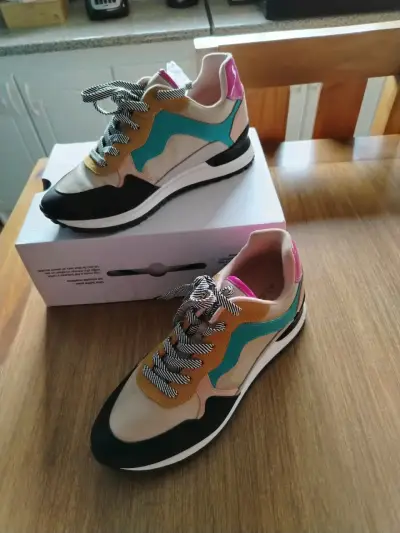Zapatillas deportivas coloridas - miniatura 1