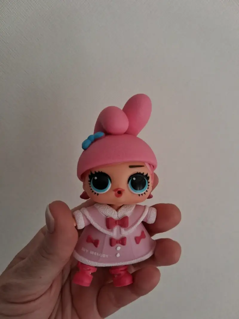 Muñeca coleccionable con accesorios - 2
