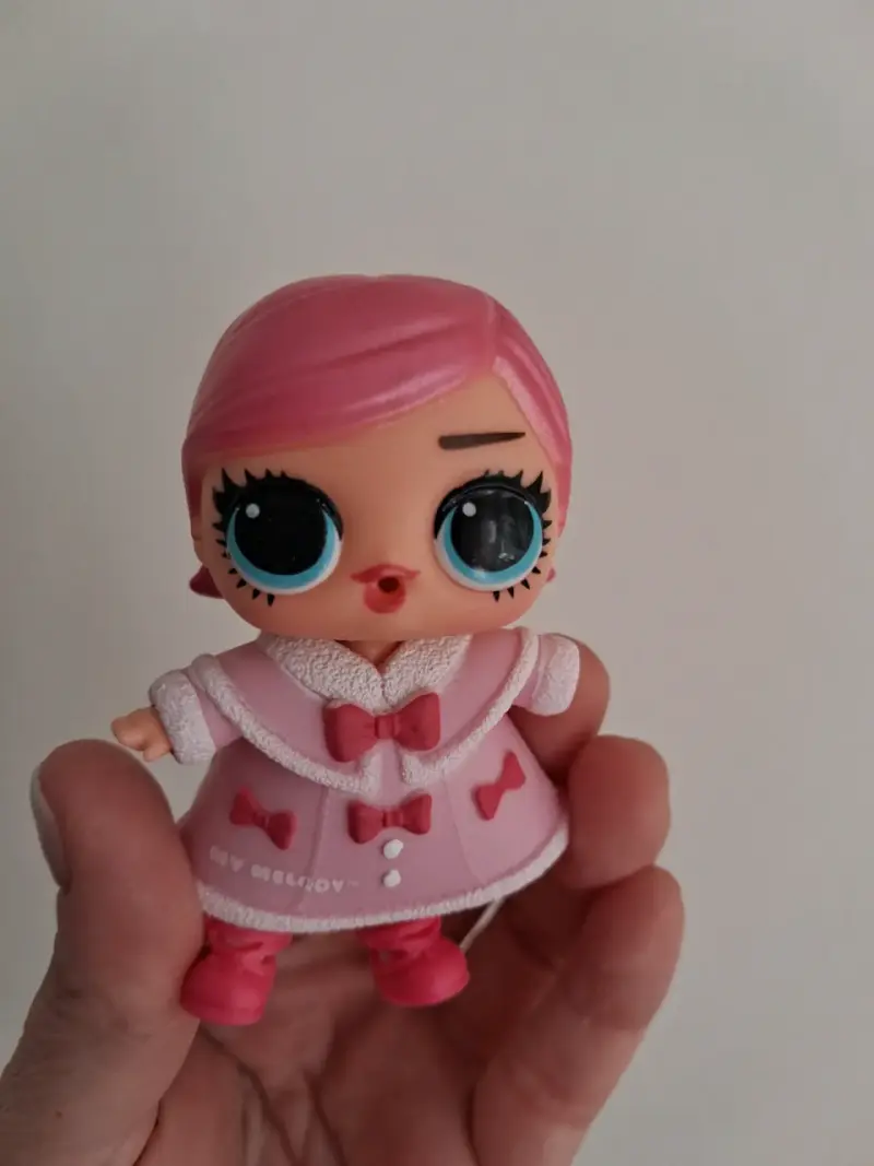 Muñeca coleccionable con accesorios - 3