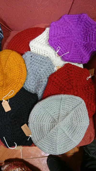Boinas tejidas de colores variados - miniatura 1