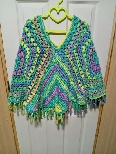 Poncho tejido colorido con flecos - miniatura 1