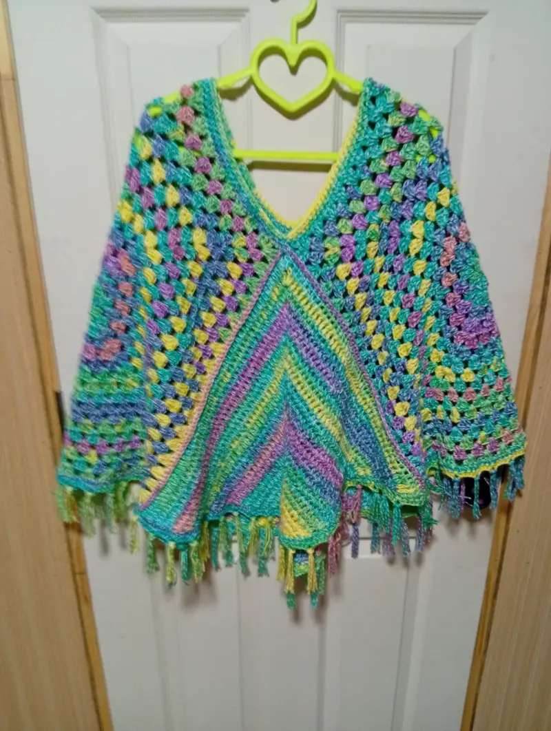 Poncho tejido colorido con flecos - 2