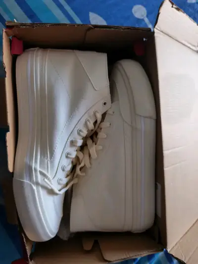Zapatillas altas blancas nuevas - miniatura 1